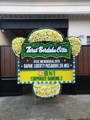 Papan Bunga Duka di Harapan Mulia