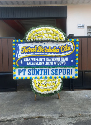 Papan Bunga Duka di Harapan Mulia