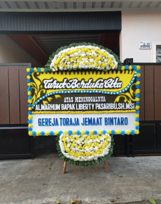 Papan Bunga Duka di Harapan Mulia