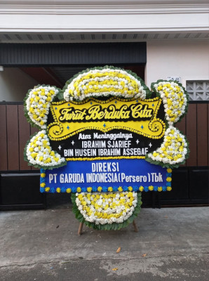 Papan Bunga Duka di Harapan Mulia