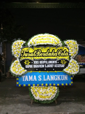 Papan Bunga Duka di Harapan Mulia