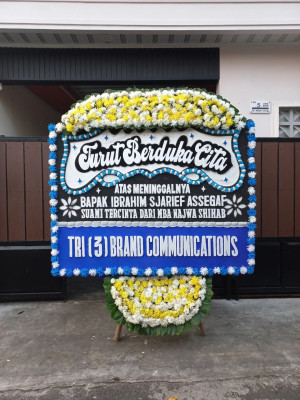 Papan Bunga Duka di Harapan Mulia